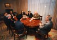 José Antonio Arana Martija y otros participantes de Euskaltzaindia con el Lehendakari Ardanza, en las nuevas oficinas de la presidencia en Gasteiz